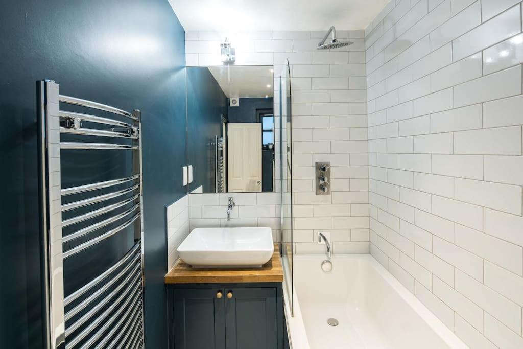 Superb Retreat Central Next Tube Apartment London Exterior photo